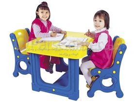 میز و صندلی  قیمت مراجعه به  piccotoys.com