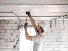 خدمات ساختمانی شامل تعمیرات برق­ کشی ساختمان