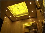 شیشه تزیینی و دکوراتیو فلز کوب طلایی برای سقف کناف و کاذب سرویس بهداشتی در پروژه آجودانیه (سرویس دو)