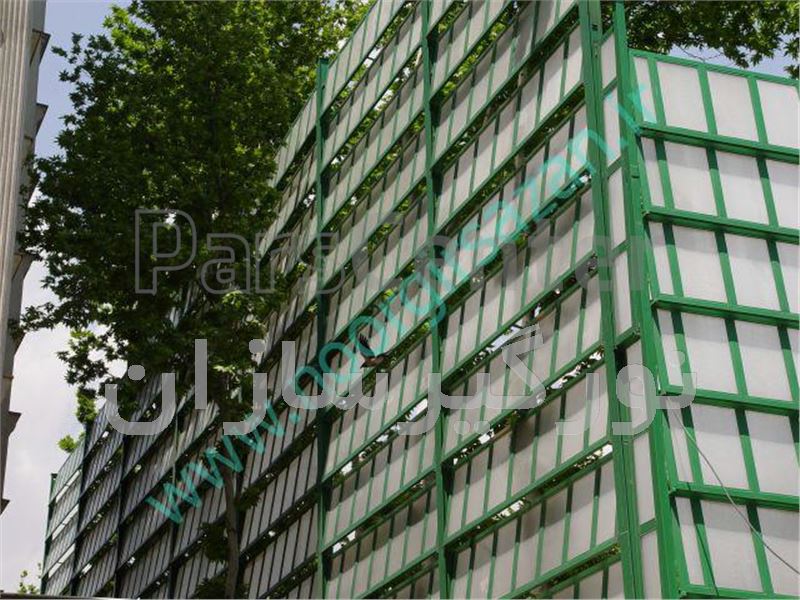 دیواره پلی کربنات بصورت باد گیر برای جلوگیری از دید و داشتن نور طبیعی