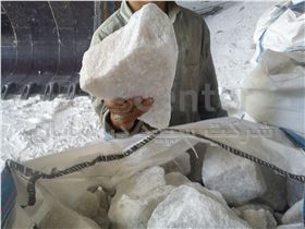 نمک و سنگ نمک کوبیده در بسته های 25 کیلوگرمی  برای دام و طیور- نمک شایان - تولید و عرضه نمک