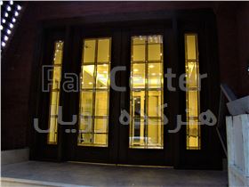 شیشه تزیینی و دکوراتیو استیندگلس ( تیفانی )برای درب ورودی چوبی لابی در پروژه فرمانیه ، جنب انجمن خوشنویسان