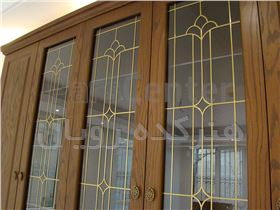 شیشه تزیینی و دکوراتیو فلز کوب طلایی آلمانی برای درب کابینت کلاسیک چوبی در پروژه شیخ بهایی ، امداد غربی