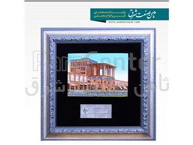 قاب مزین به تندیس نقش برجسته عالی قاپو - اصفهان ، رنگ آمیزی تمامآ هنر دست در ابعاد 24*30