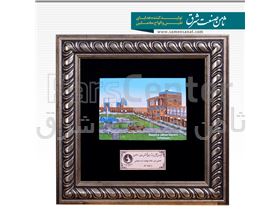 قاب مزین به تندیس نقش برجسته میدان نقش جهان - اصفهان ، رنگ آمیزی تمامآ هنر دست در ابعاد 24*30