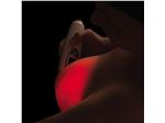 معاینه سینه جهت تشخیص توده با دستگاه breast light